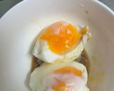 Hình bước làm 3 của món Trứng lòng đào 1 bên(trứng chần nguyên vỏ)