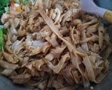 Foto langkah ke 6 dari resep Kwetiaw Goreng Simpel.
