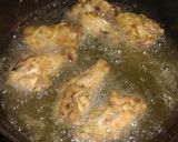 Foto del paso 6 de la receta: Alitas de pollo rebozadas con harina, con papas fritas finas