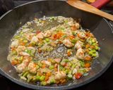 Foto del paso 1 de la receta: Tallarines con gambones y espárragos trigueros