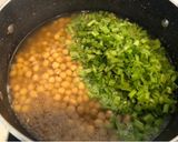 Foto del paso 2 de la receta: Garbanzos con tallitos de espinaca y pimiento 🫑