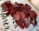 Une image de l'étape 4 de Salade de betteraves rouges aux deux tomates, oignon rouge et mozzarella.
