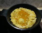 Foto langkah ke 3 dari resep Telur Dadar Kecelakaan.