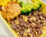 Hình bước làm 3 của món Vetula: Nui lứt xào trứng ăn với chả mực và rau củ luộc