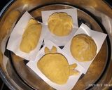 Hình bước làm 4 của món Ăn dặm cho bé: Bánh bao bí đỏ nhân phô mai