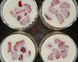 Foto langkah ke 4 dari resep Vanilla Panna Cotta with Strawberry Compote.