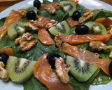Foto del paso 2 de la receta: Ensalada con kiwi y trucha ahumada