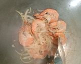 Foto langkah ke 4 dari resep Pad Thai With King Prawns.