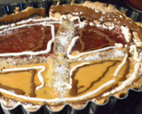 Foto del paso 2 de la receta: Tarta con masa quebrada, relleno dulce de leche casero y frutilla