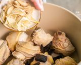 【老菜脯蒜香百合雞湯】白露節氣燉湯，滋潤安神營養高的食譜步驟2照片