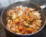Foto del paso 3 de la receta: Garbanzos salteados con bacalao