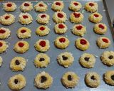 Foto langkah ke 5 dari resep Thumbprint Cheese Strawberry.