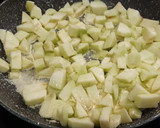 Foto del paso 3 de la receta: Tarta de manzana con pasas y nueces en masa de hojaldre
