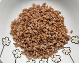 Foto del passaggio 2 della ricetta Insalata di farro con ceci, olive e pesto di noci e basilico