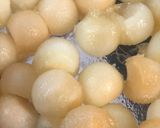 Une image de l'étape 1 de Sangria blanche au melon et pastèque.