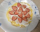 Hình bước làm 6 của món Bánh crepe nhân dâu đơn giản đẹp mắt mừng sinh nhật
