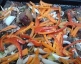 Foto del paso 5 de la receta: Bifes "acriollados" al horno con papas españolas