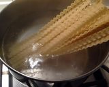 Foto del passaggio 7 della ricetta Mafalde con pesce persico, crema di peperoni, e zucchine grattugiate