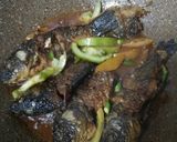 Foto langkah ke 4 dari resep Ikan bumbu iris pedas manis.