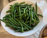 A picture of step 1 of Stir-Fried Green Beans with Shrimp.