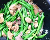 Hình bước làm 3 của món Đậu ve xào lòng gà