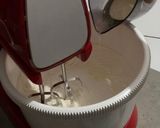 Foto langkah ke 2 dari resep Bolu Kukus Putih Telur Ombre.