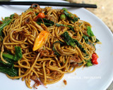 Foto langkah ke 6 dari resep Mie Goreng Jawa Pedas Enak / mie tek tek pedas.