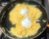 Foto del paso 2 de la receta: Huevos revueltos con crema y queso