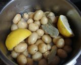 Foto del paso 5 de la receta: Carne de cochino en adobo con papas arrugas