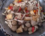 Foto langkah ke 5 dari resep Oseng Jamur shimeji Bakso Pedes.