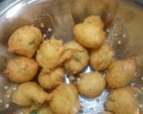 वडे उडीद मुगा चे (wade udid mugache recipe in marathi) रेसिपी स्टेप 5 फोटो 