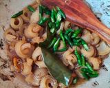 Foto langkah ke 5 dari resep Tumis Kulit Sapi Cabe Hijau.