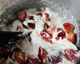 Foto del paso 3 de la receta: Postre Súper Fácil que nunca pasa de moda, frutillas con crema