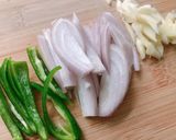 Hình bước làm 2 của món Miến Đậu Xanh Xào Sò Điệp & Rau Gai