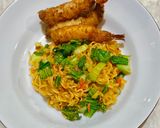 Foto langkah ke 13 dari resep Indomie Goreng Spesial plus Ebi Furai.
