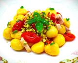 Foto del passaggio 5 della ricetta Gnocchetti di patate con pesce spada e datterini confit
