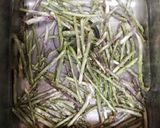 Foto del passaggio 1 della ricetta Zuppa di asparagi selvatici e uova, ricetta del riciclo 🌷