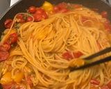 Foto del passaggio 3 della ricetta Spaghetti Super, con Pomodorini Gialli e Rossi