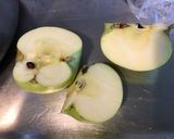 Une image de l'étape 1 de Compote pommes, pêches de vigne et raisins du jardin.