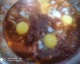 A picture of step 7 of Shakshuka with warm garlic bread (poached eggs in spicy sauces).