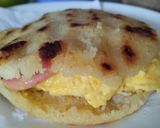 Foto del paso 9 de la receta: Arepa🍳rellena🥯de huevos🥚 cremosos🥛y salchichas🍳🥓🥯
