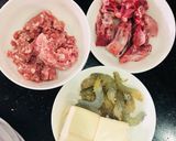 A picture of step 1 of Bún riêu with Pork and Shrimp.