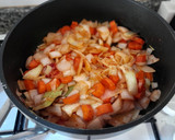 Foto del paso 5 de la receta: Arroz de carrilleras al vino tinto con habitas