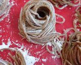 Foto del passaggio 3 della ricetta Tagliolini alla liquirizia con colatura di alici e lime