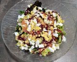 Foto del paso 3 de la receta: Ensalada de brotes tiernos, aguacate y huevo duro