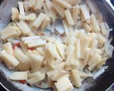 Foto langkah ke 3 dari resep Telur dadar kentang *bukantelurdadarbiasa*.