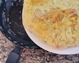 Foto del paso 5 de la receta: Tortilla de papa con jamón y cebolla