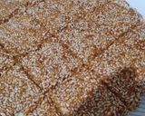 A picture of step 4 of Till aur gurr chikki.