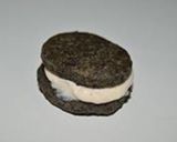 Foto del paso 12 de la receta: “Trampantojo Galletas OREO” de Aceitunas negras, crema de queso y pimentón
