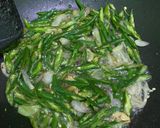 Foto langkah ke 3 dari resep Kikil tumis cabe ijo.